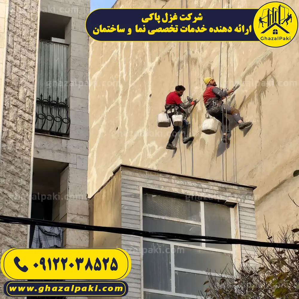 ترکهای عمیق روی دیوار سیمانی جانبی ساختمان در محله شهرآرا که باعث نفوذ نم و رطوبت به داخل واحدها میشد.