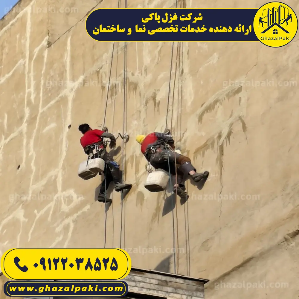 استقرار تکنسین راپل کار روی دیوار کناری ساختمان ۵ طبقه برای شروع ترمیم ترک‌ها بدون نیاز به نصب داربست.