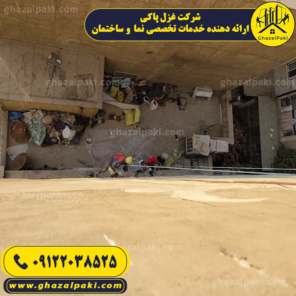 درزگیری و پر کردن اصولی ترکهای دیوار سیمانی با چسب پلیاورتان ضد آب توسط متخصص نما.