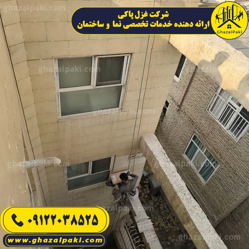مقاوم‌سازی نما و پیچ و رولپلاک سنگ تراورتن با پوشش بتونه هم‌رنگ در پونک