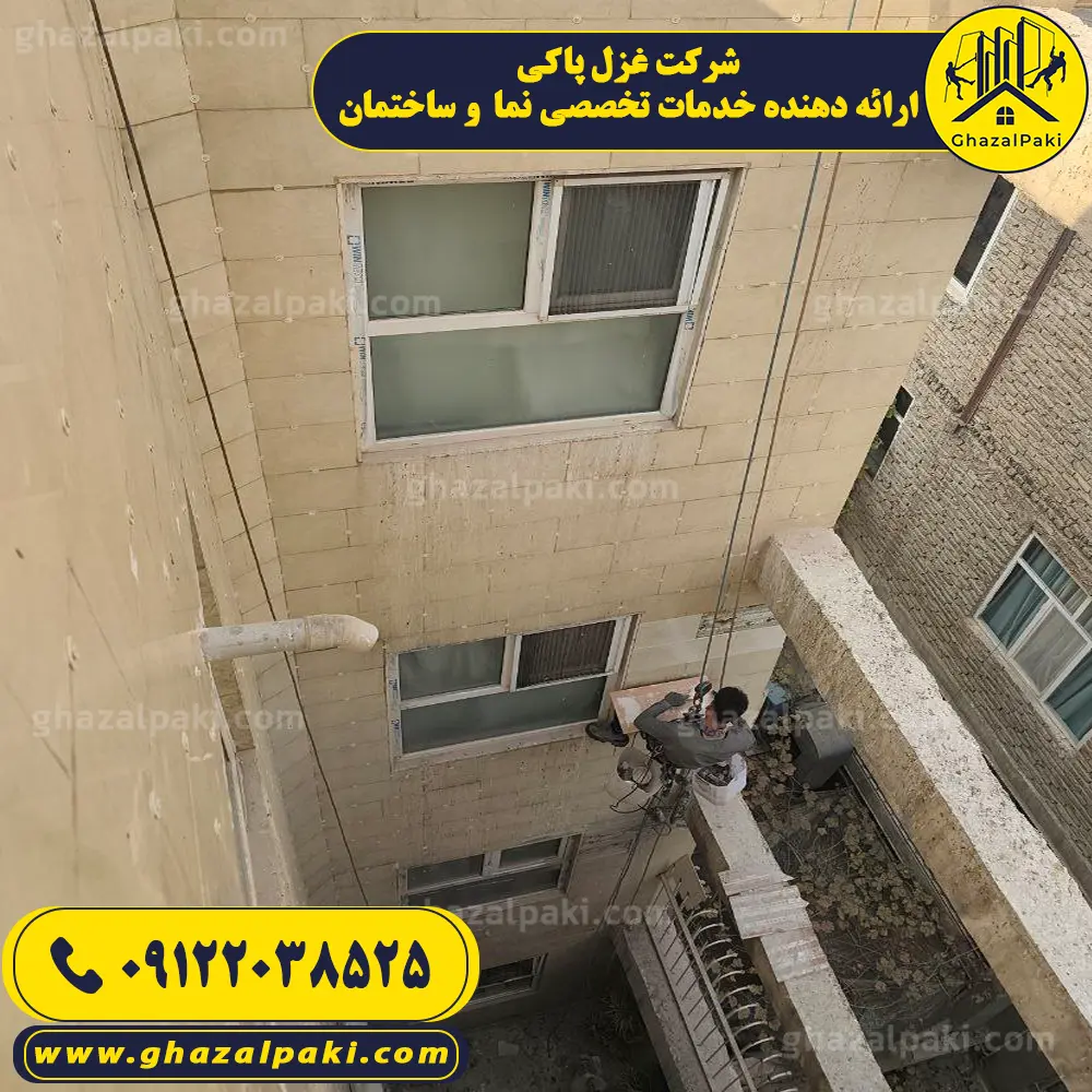 ترمیم و جایگزینی سنگ تراورتن افتاده در نمای ساختمان ۴ طبقه در پونک با طناب